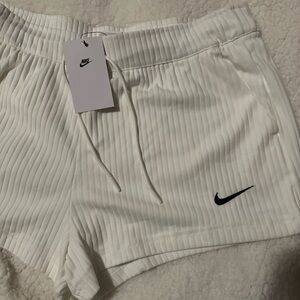 🔥 Women’s Brand New Nike Large Size Shorts Available Now at Gargies Vault! 🔥
